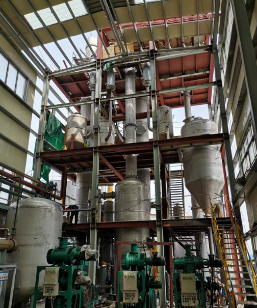 安陽利源集團(tuán)不銹鋼精餾塔安裝完畢 投入使用~